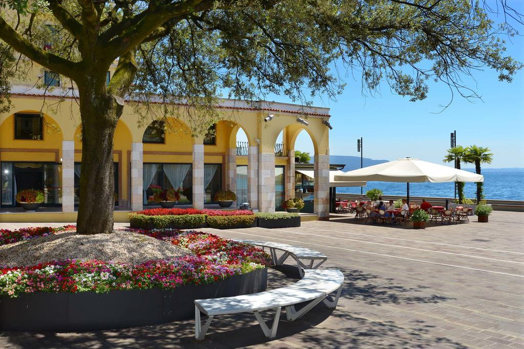 Hotel Du Lac ガルドーネ・リヴィエラ エクステリア 写真